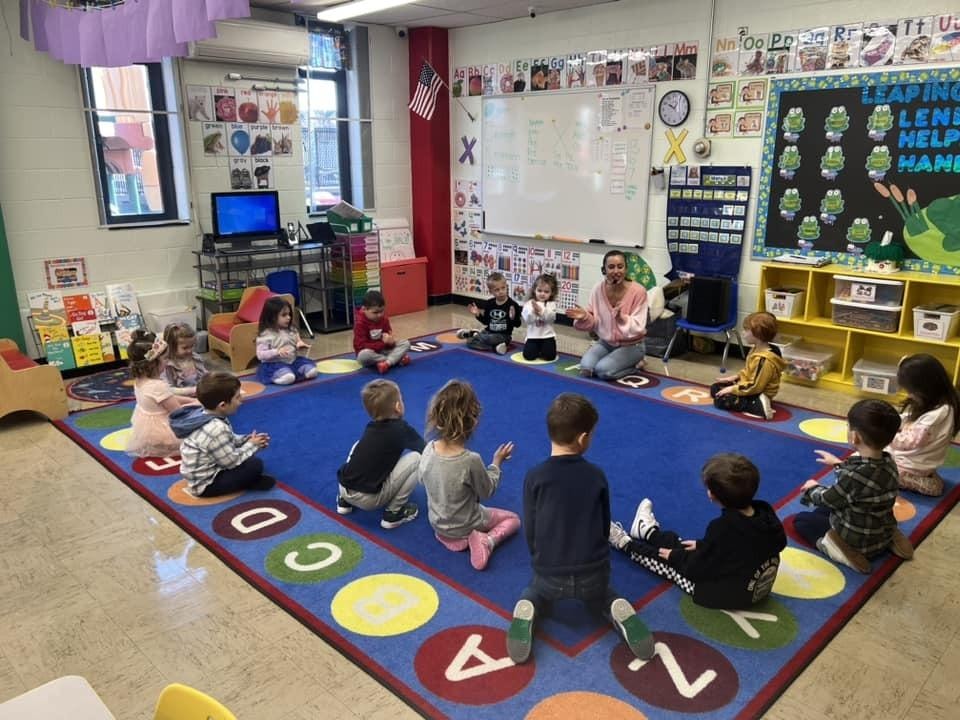 Teacher leading circle time with preschool children